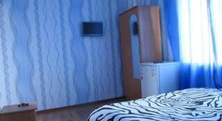 Гостиница Гостевой Дом Ясень Феодосия Двухместный номер с 1 двуспальной кроватью и дополнительной кроватью-3